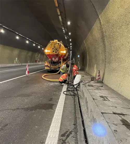 涟源隧道排水渠清淤